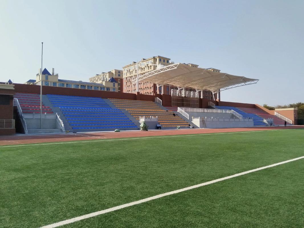 從“毛坯”到“精裝”：體育場(chǎng)看臺(tái)座椅安裝前后對(duì)比